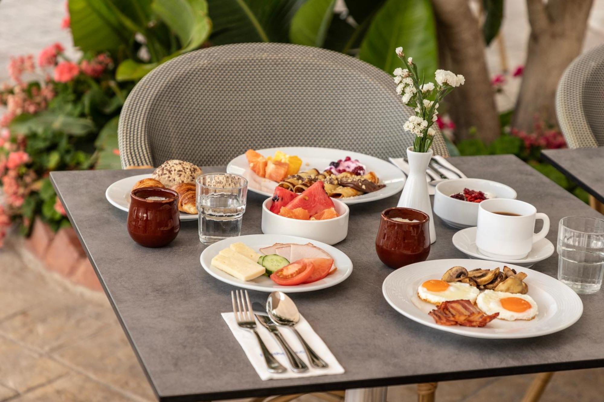 Louis Paphos Breeze Hotel Klorakas Bagian luar foto