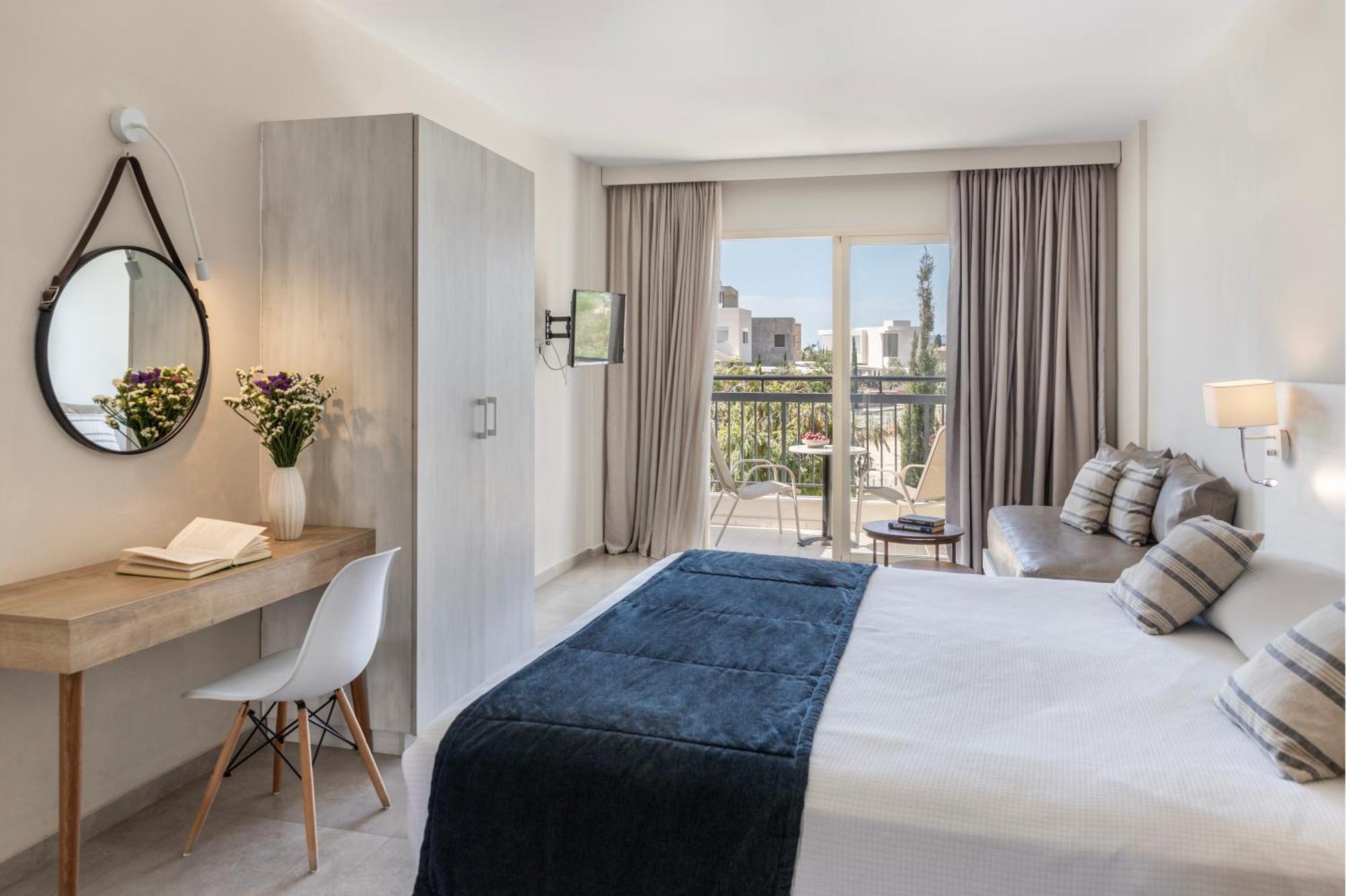 Louis Paphos Breeze Hotel Klorakas Bagian luar foto